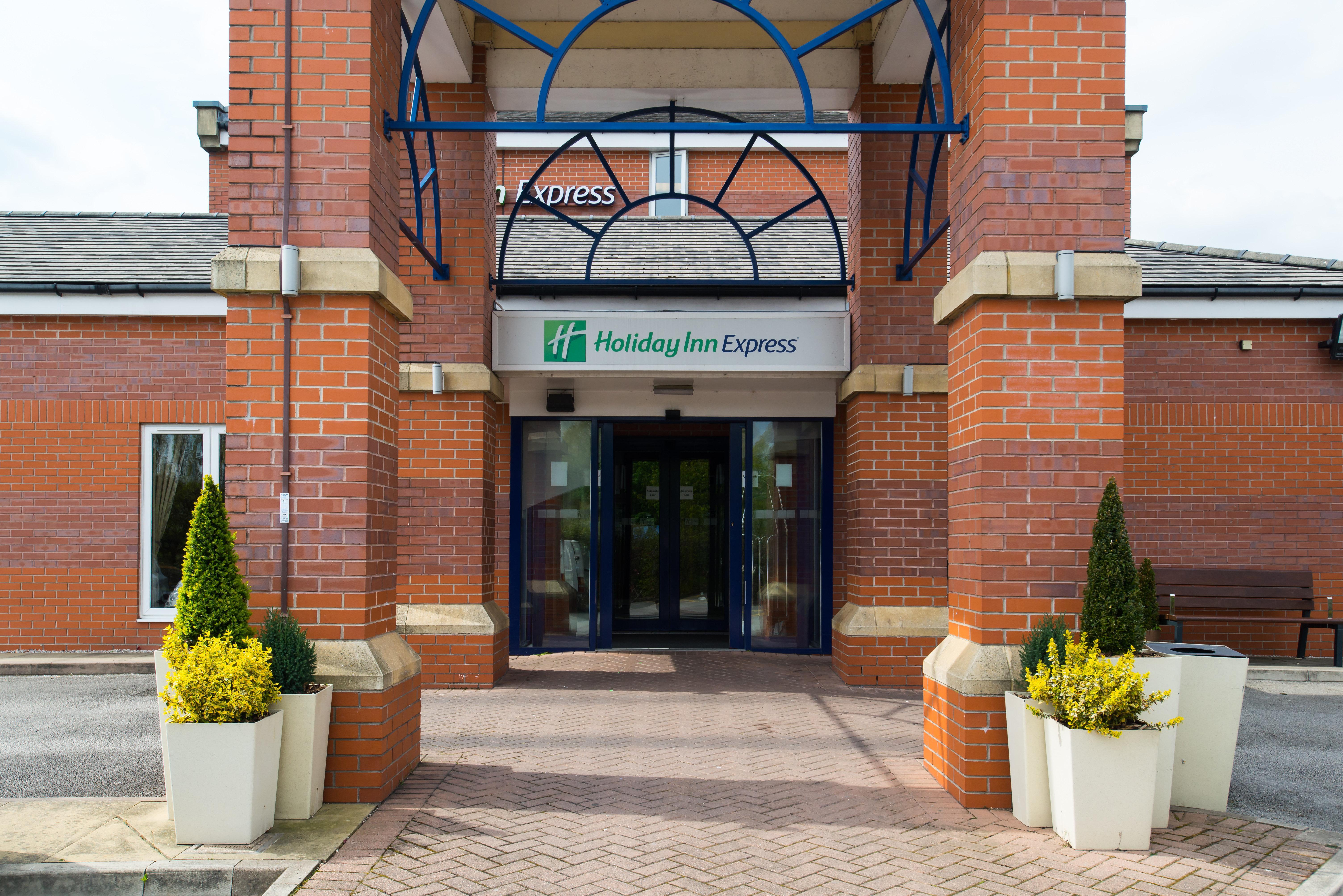 Holiday Inn Express Manchester East By Ihg Екстериор снимка